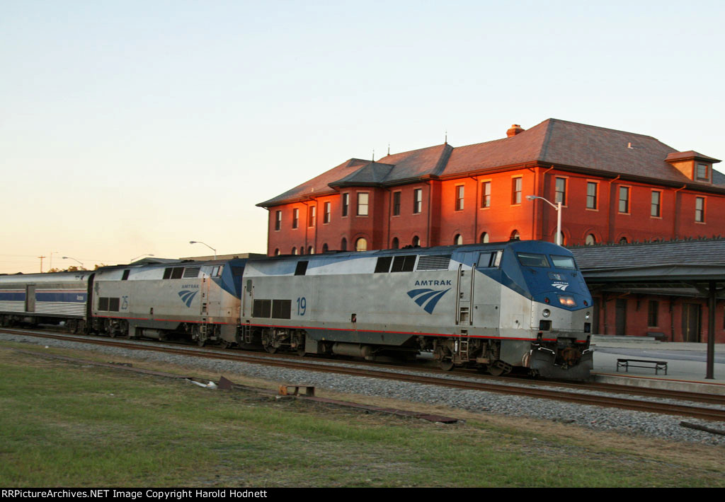 AMTK 19 and 25 bring train P092-11 into the station